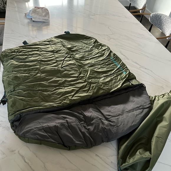 Wilderdog Kibble Bag and Sleeping Bag in Olive - Picture 5 of 9